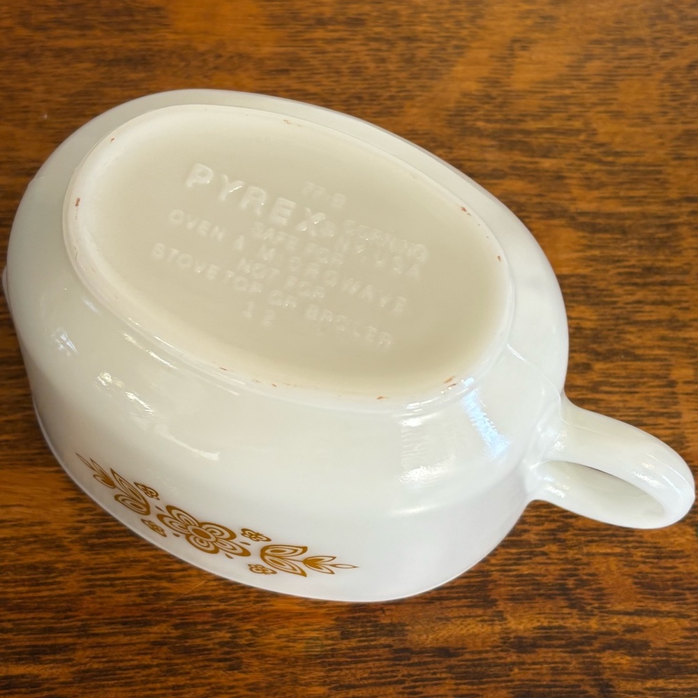 Pyrex vintage milk glass Butterfly Gold gravy boat with plate - Picture 4 of 6